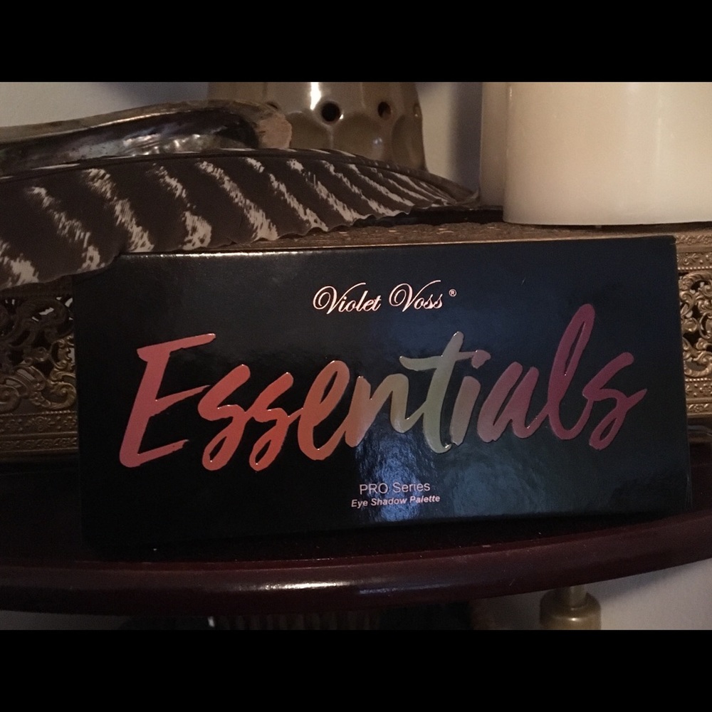 Violet Voss Essentials palette